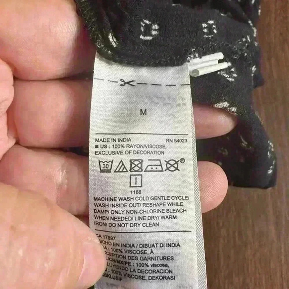 Old Navy flowy Women’s Size M Top. Tie Detail. Flutter Sleeve. Black And White - Picture 6 of 6